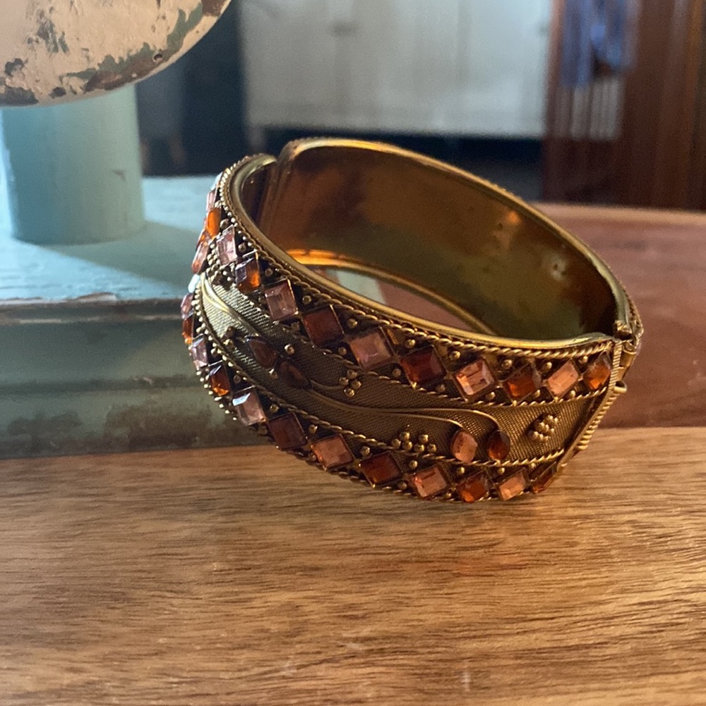 Costume jewelry - Antique Gold cuff bracelet with rose & pink stones - Picture 2 of 6